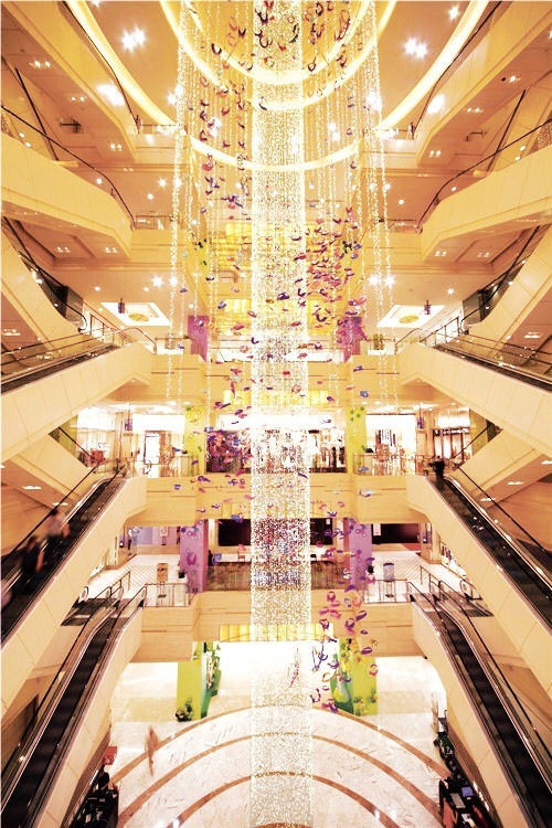 商業(yè)項目美陳設(shè)計 引領(lǐng)商場中庭中空吊掛設(shè)計